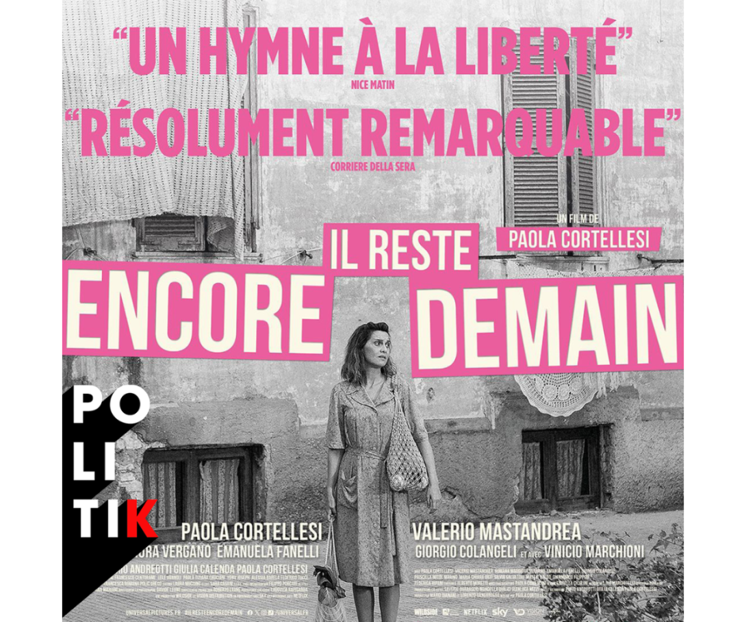 C’e encora domani (une femme semble attendre quelque chose devant une maison)